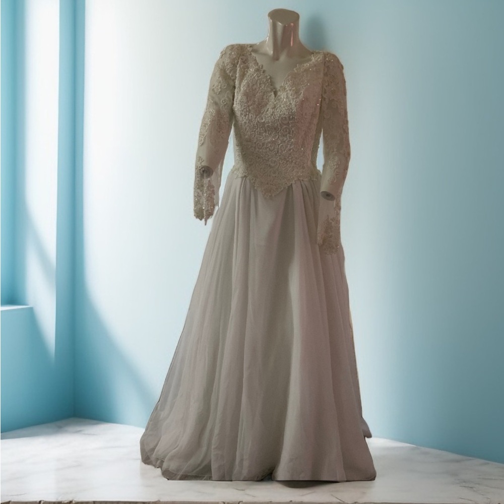 Pre loved 🥰 Morilee Vintage, minimal Raw Silk Wedding Dress.